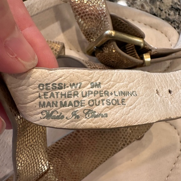 Donald J. Pliner Thong Sandals in Gold, Size 9M - Picture 11 of 14